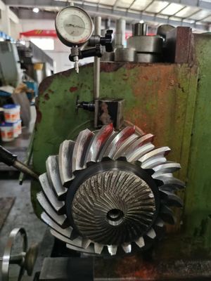 ชุดเกียร์เอียงเกลียวแบบกำหนดเอง 18CrNiMo7 Steel Gleason Type Gear Grinding